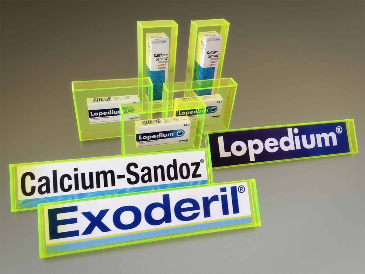 Neonzöld átlátszó plexiből kivágott és ragasztott asztali displayek, amik különböző termékek logóit tartalmazzák, vagy magukat a termékeket mutatják be. A Calcium-Sandoz, Lopedium és az Exoderil számára készültek.