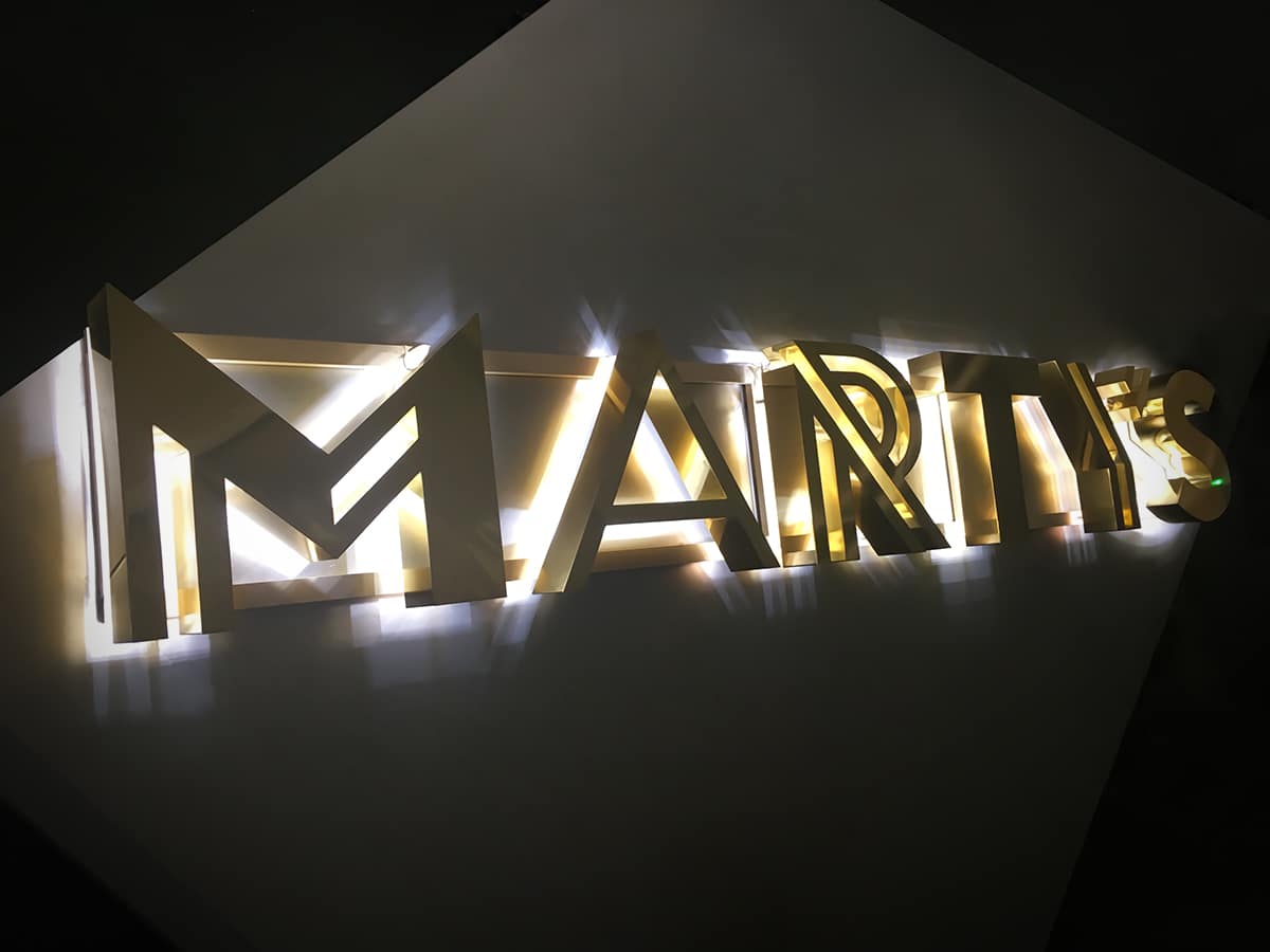 Exkluzív, aranyszínű indirekt világító Martys logó.