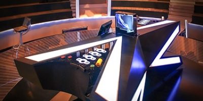 Futurisztikus játékasztal beépített játékvezérlővel és képernyőkkel a TV2 Párbaj című vetélkedője számára.